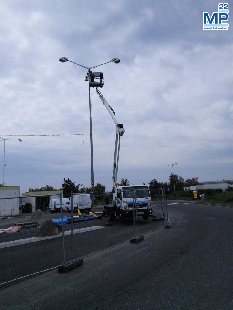 veřejné osvětlení elektromontáže plošinou