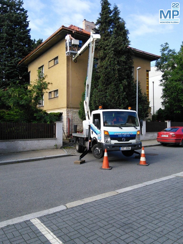 klempíři istalují okapy s montážní plošinou